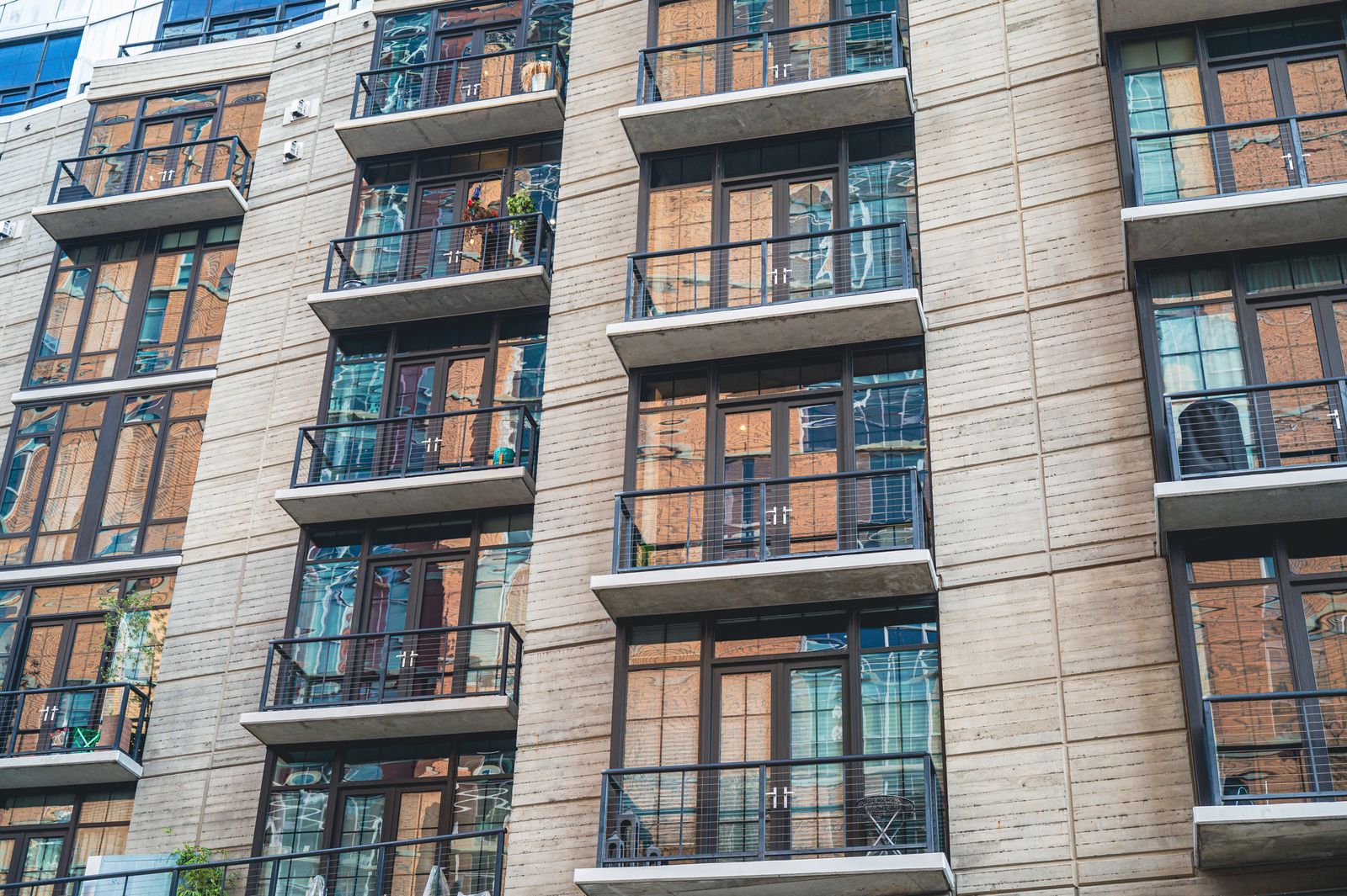 Clădire de apartamente contemporană cu balustrade de sticlă