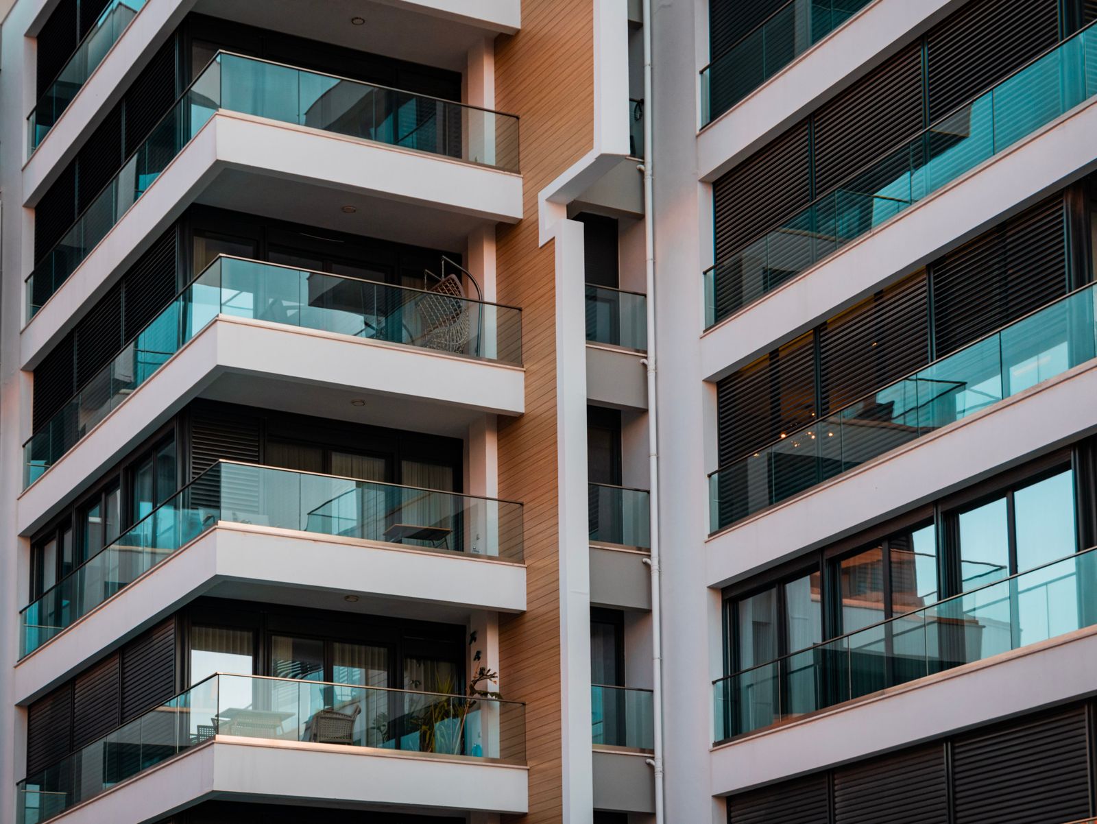 Arhitectură contemporană cu balustrade de sticlă