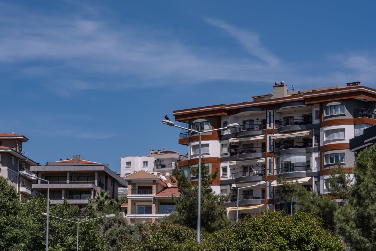 Apartamente urbane elegante sub cer albastru